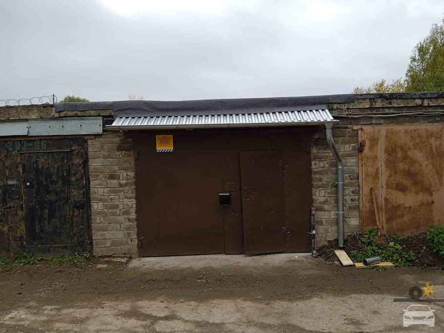 Полка над воротами в гараже