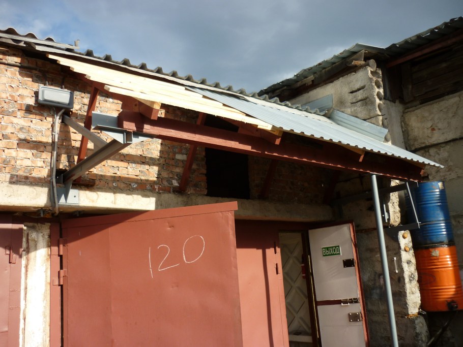 Навес над воротами гаража