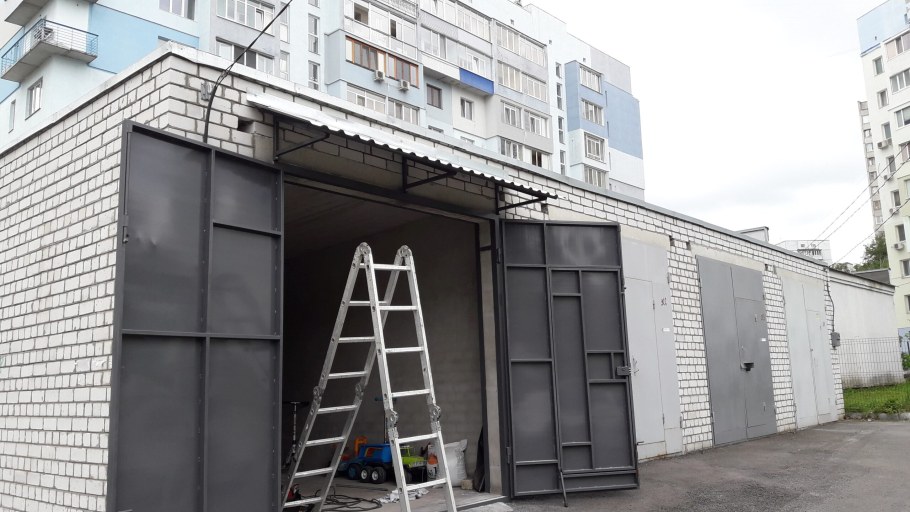 Козырек над гаражными воротами