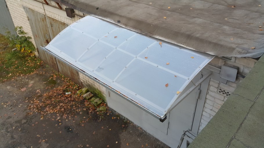 Навес над гаражными воротами