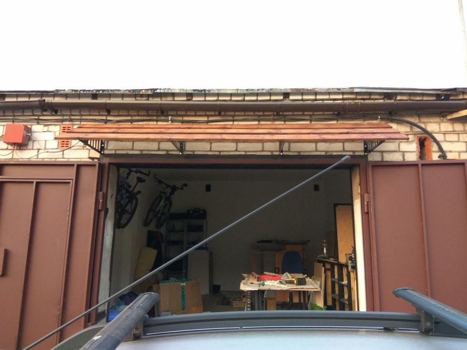 Козырек над гаражными воротами