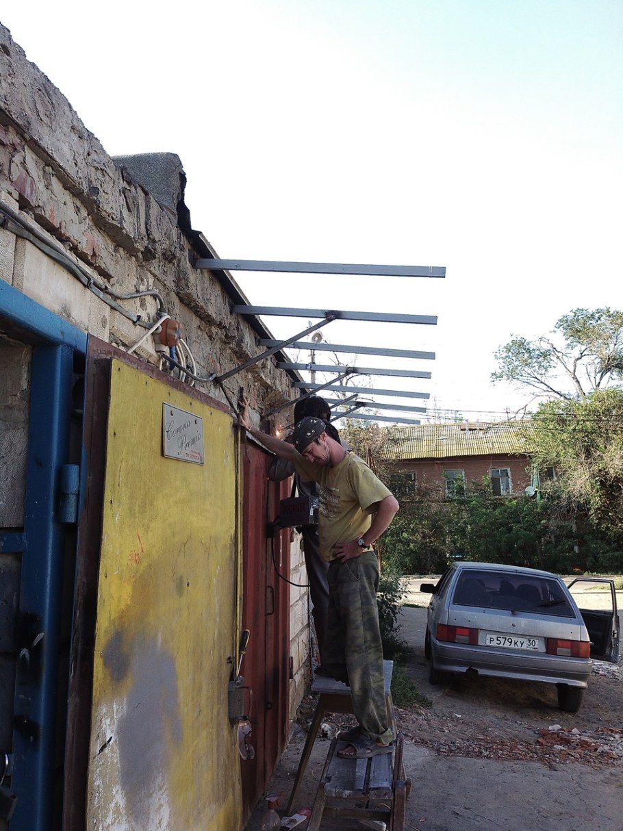 Козырек на гаражные ворота