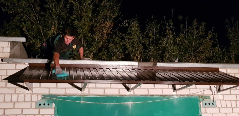 Козырек на ворота гаража