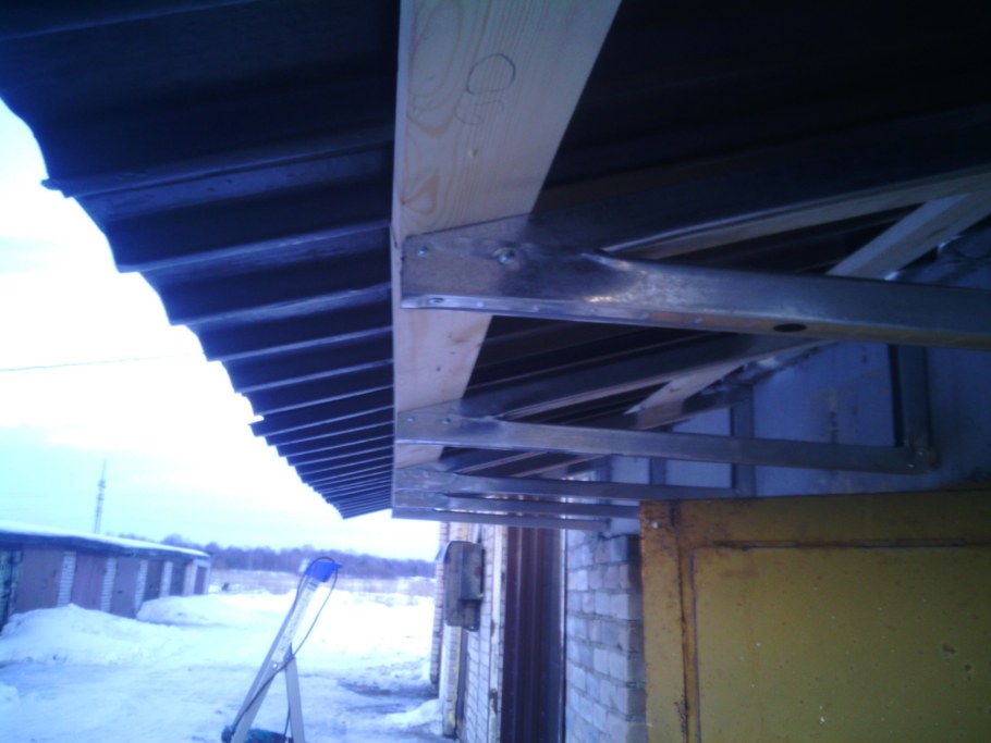 Козырек над гаражными воротами