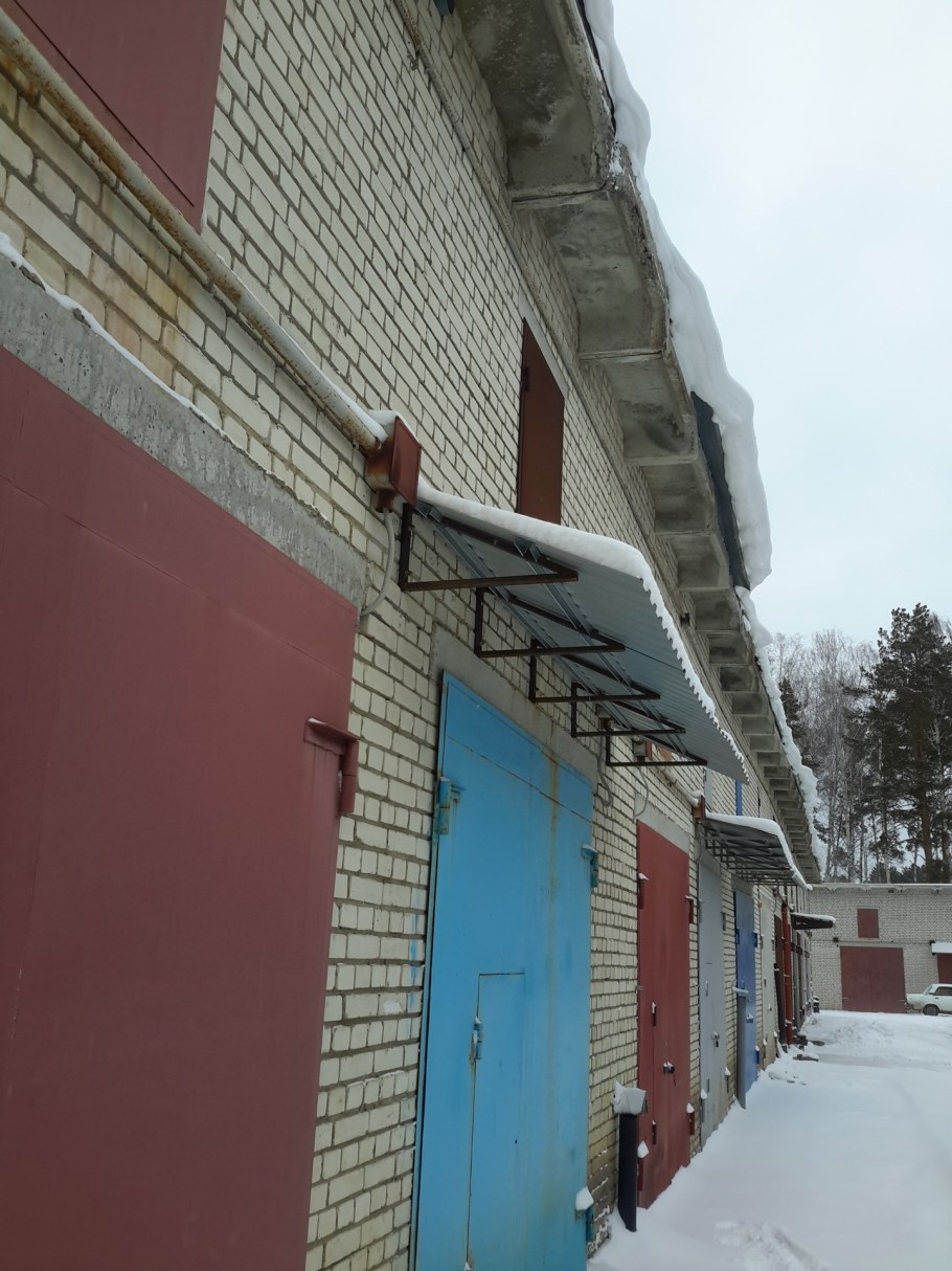 Навес над гаражными воротами