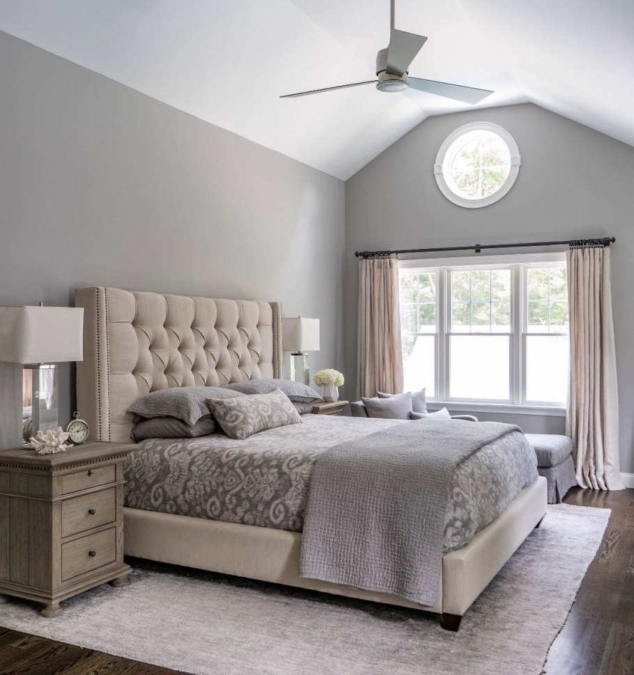 Серая кровать в интерьере