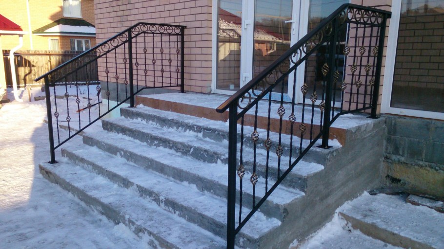 Лестничные ограждения из металла уличные
