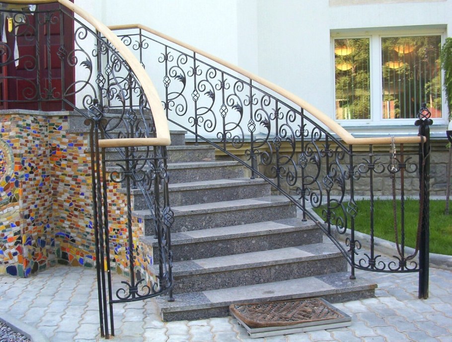 Ограждение уличной лестницы