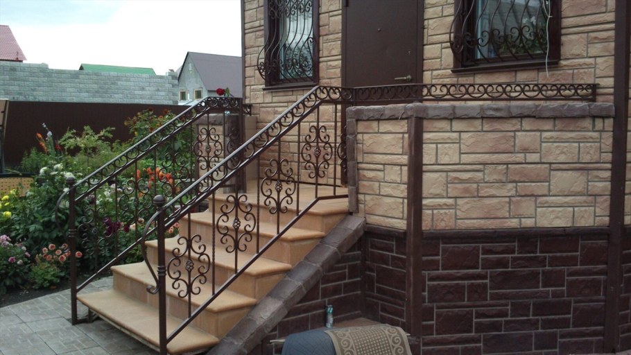 Ограждение крыльца в частном доме