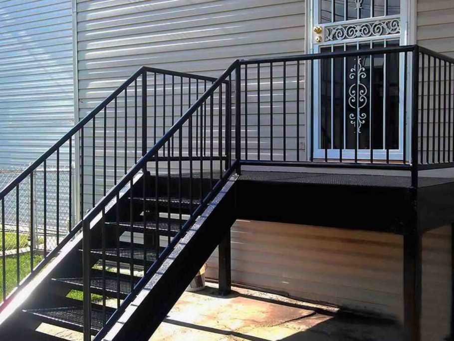 Ограждение наружной лестницы из металла