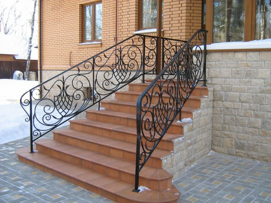 Лестница входная металлическая