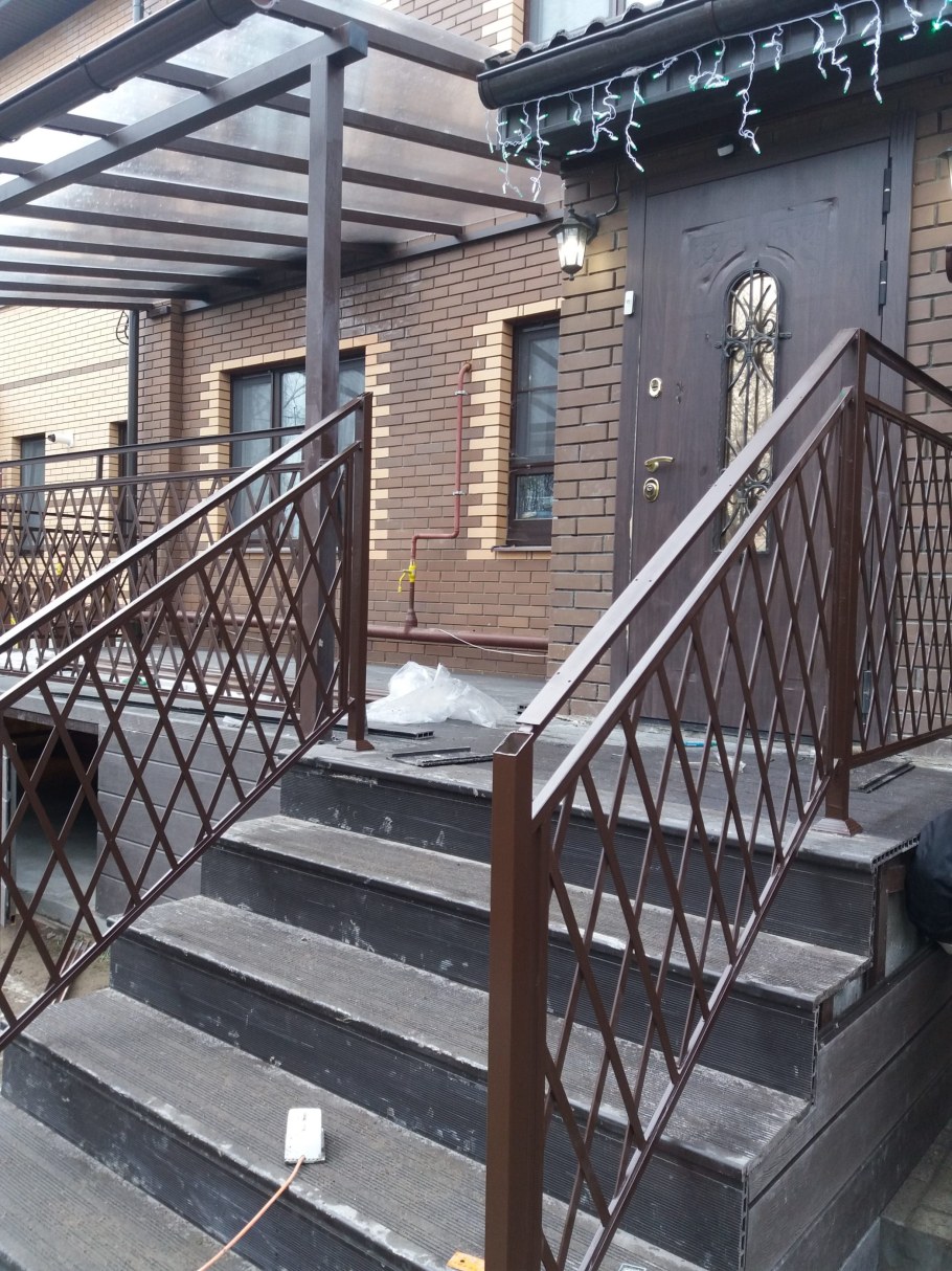 Перила металлические для крыльца в частном доме