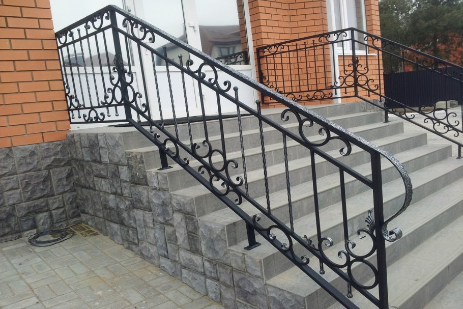 Перила металлические для крыльца