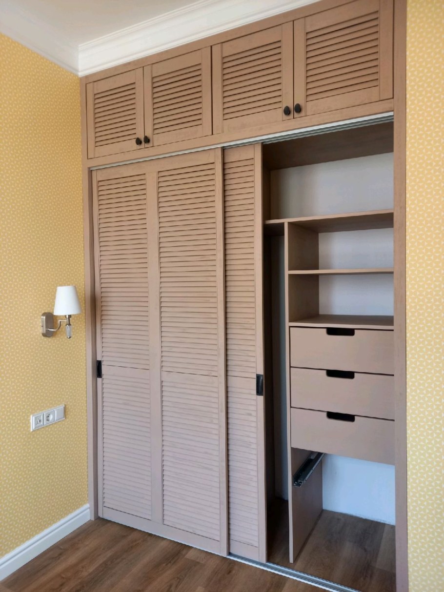 Встроенный шкаф с жалюзийными дверями