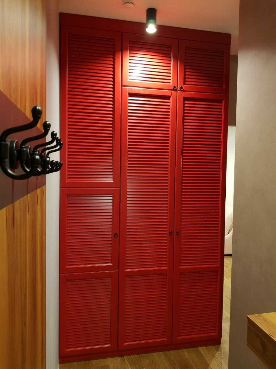 Шкаф с дверцами жалюзи