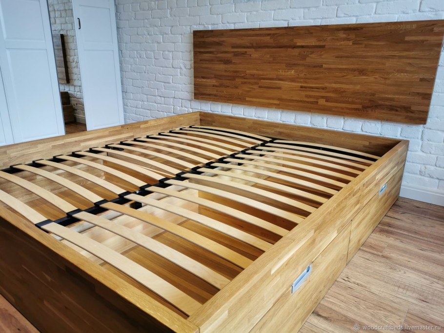 Кровать из массива дуба
