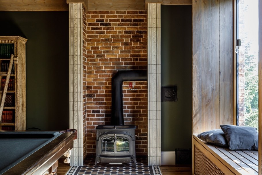 Кирпичный камин в интерьере
