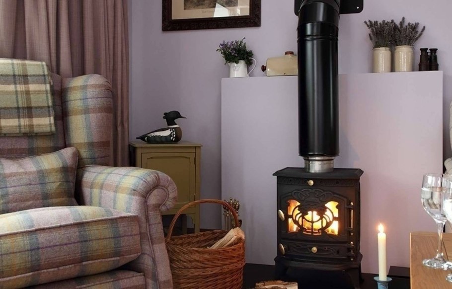 Гостиная с печью камином