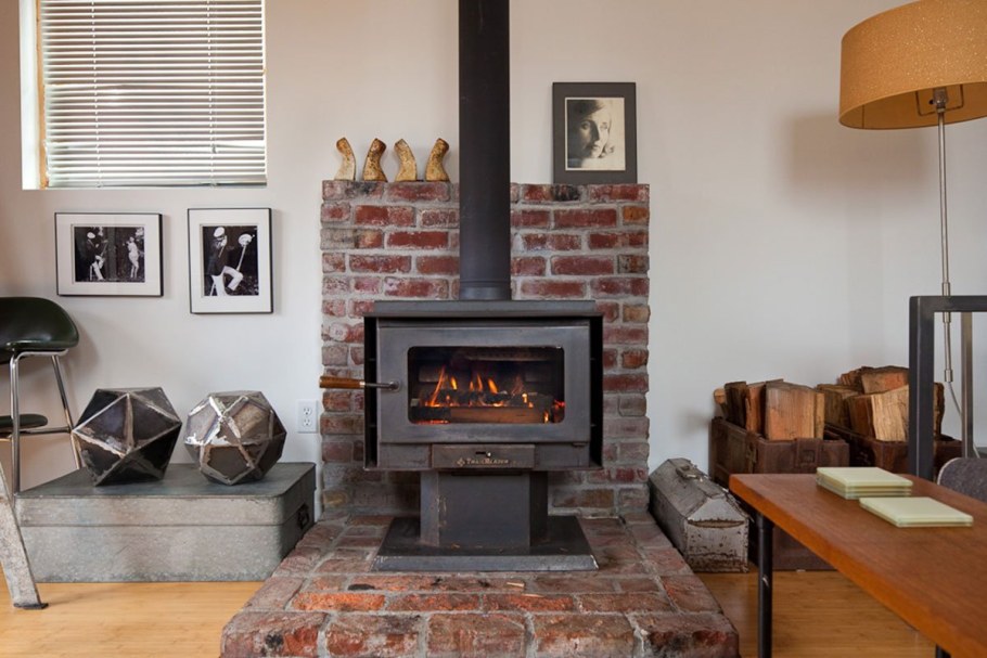 Металлический камин в интерьере