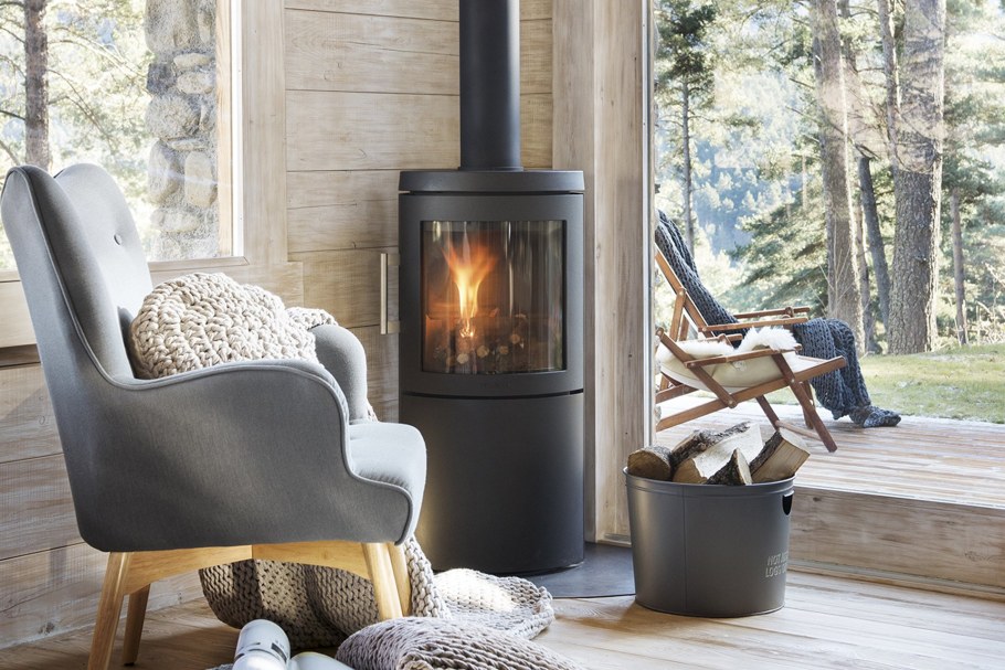 Чугунная печь камин в интерьере