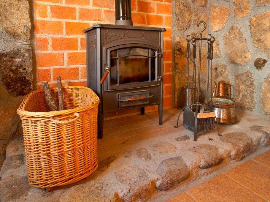 Чугунный камин в интерьере загородного дома