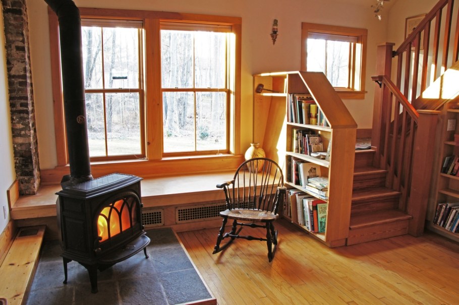 Буржуйка в интерьере загородного дома