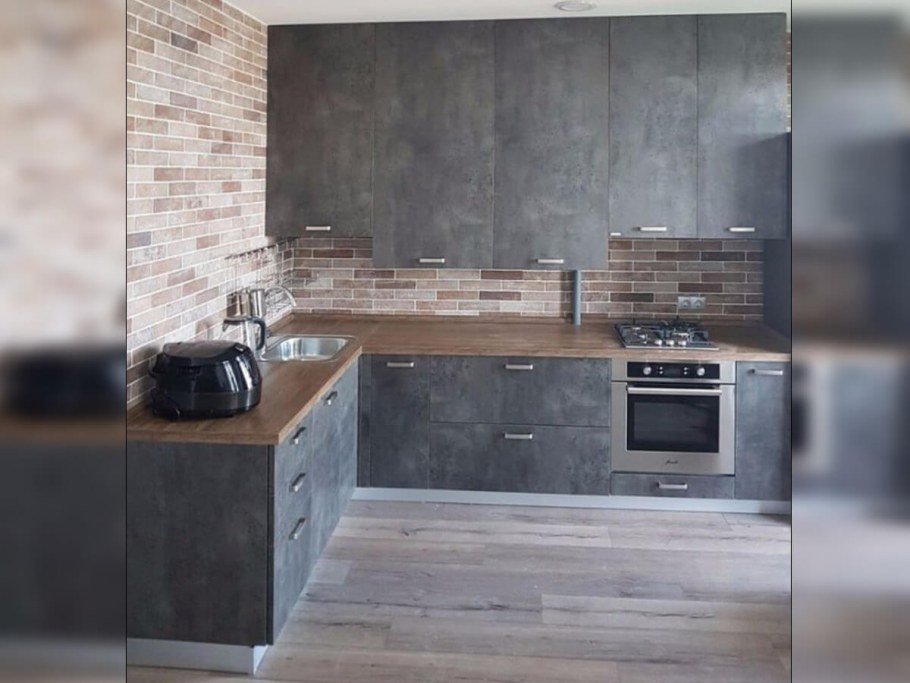 Кухня с фасадами под бетон
