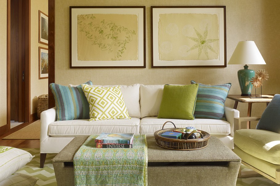 Цветные подушки в интерьере