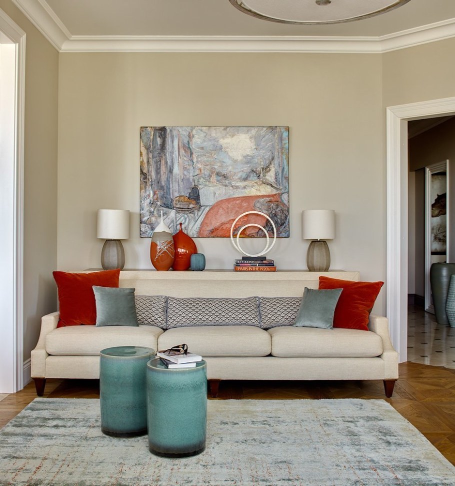 Яркие акценты в интерьере гостиной