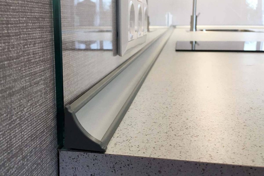 Silikorner плинтус для столешницы