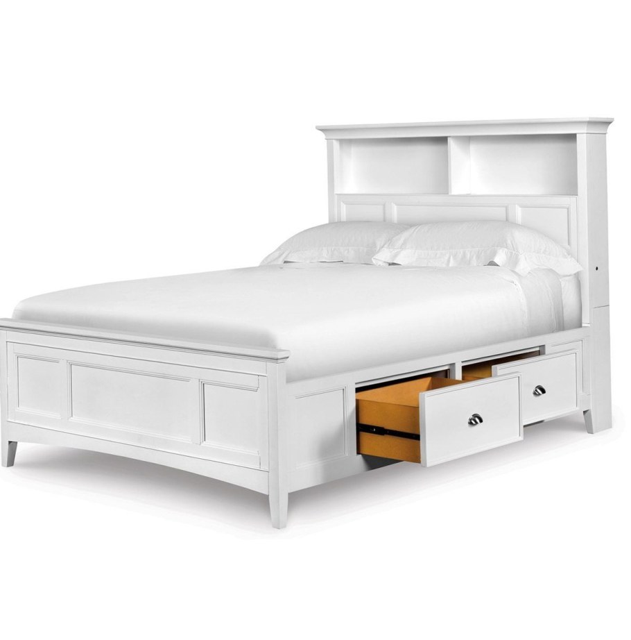 Кровать белая с полками в изголовье