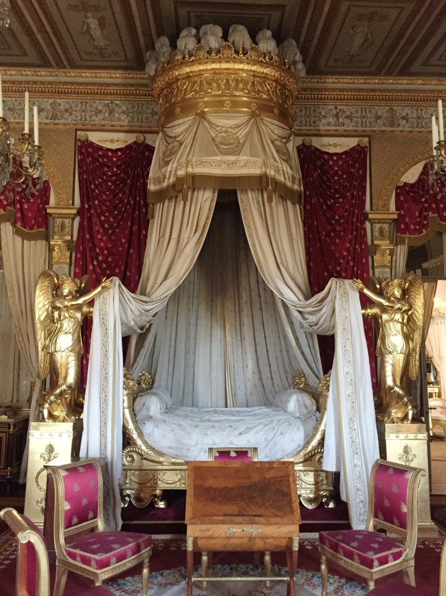 Кровать с балдахином во Дворце Франции
