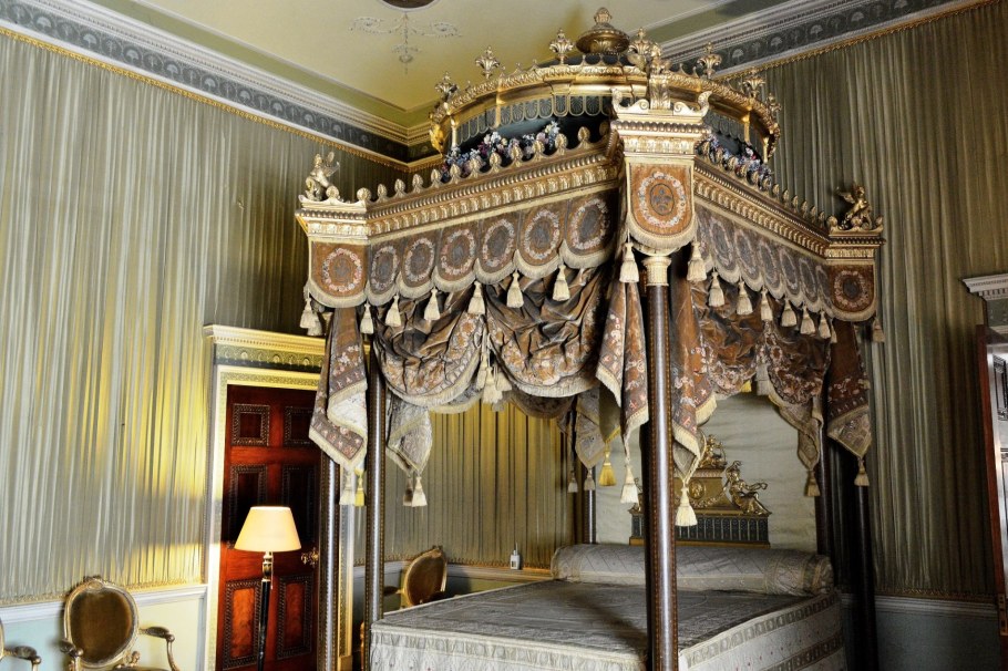 Кровать с балдахином во Дворце Франции