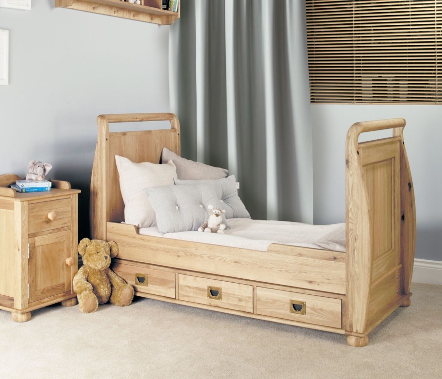 Деревянная кровать для девочки