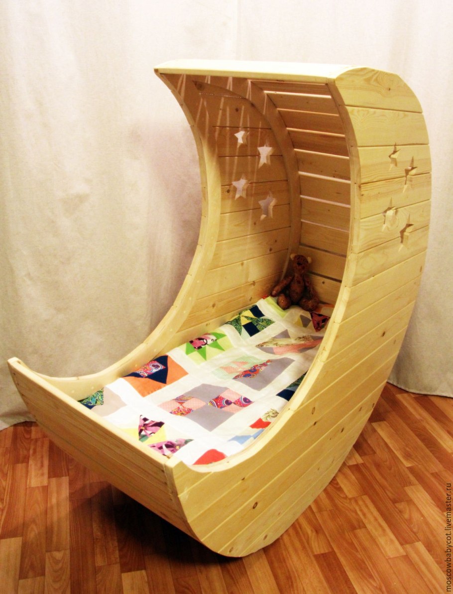 Детская кроватка полумесяц