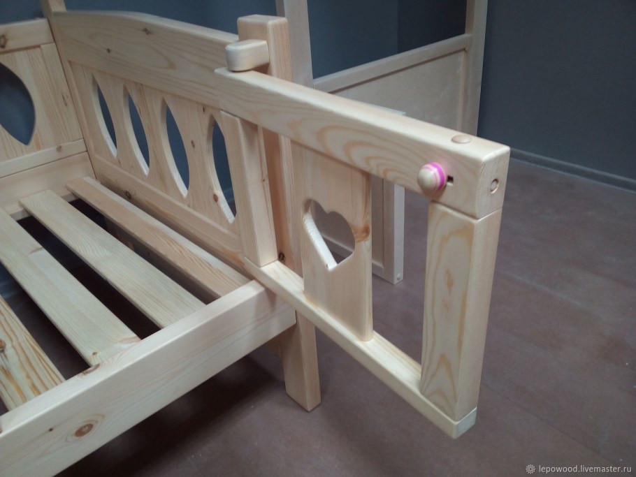 Кровать детская деревянная