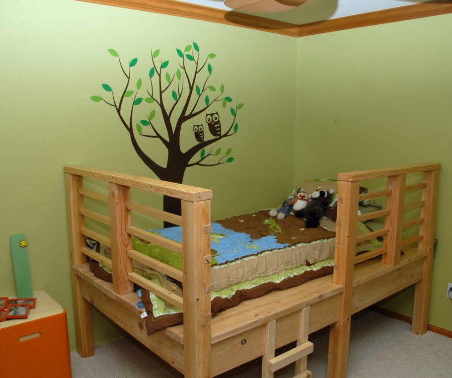 Детская кроватка из дерева