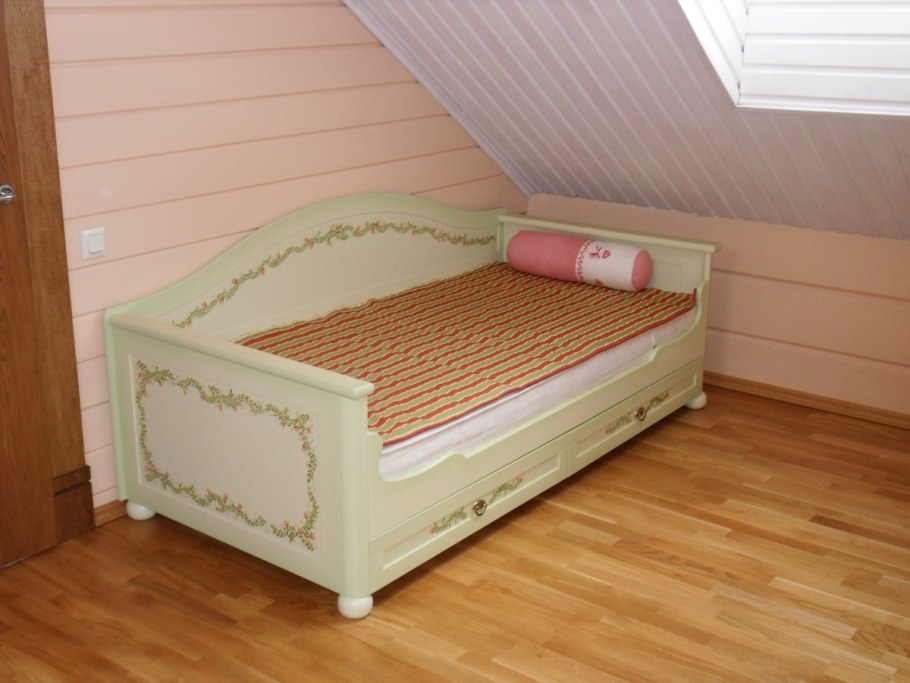 Кровать детская деревянная