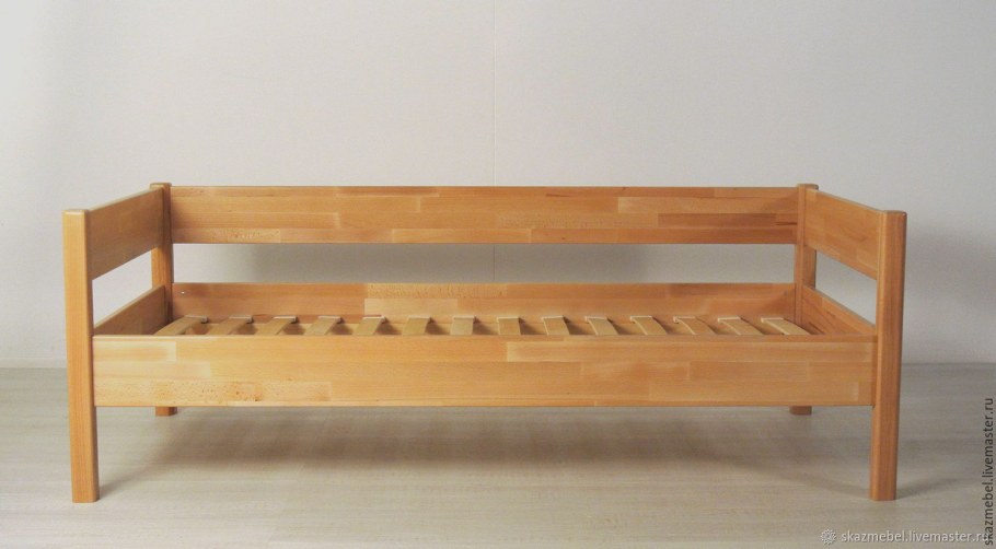 Кровать детская из массива