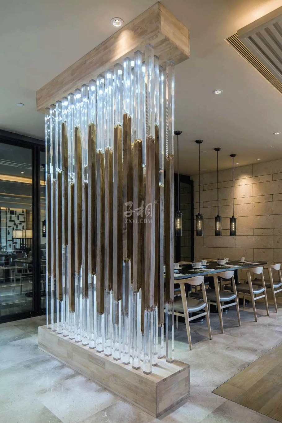 Стеклянные колонны в интерьере