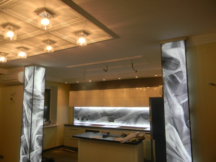 Стекло с подсветкой в интерьере