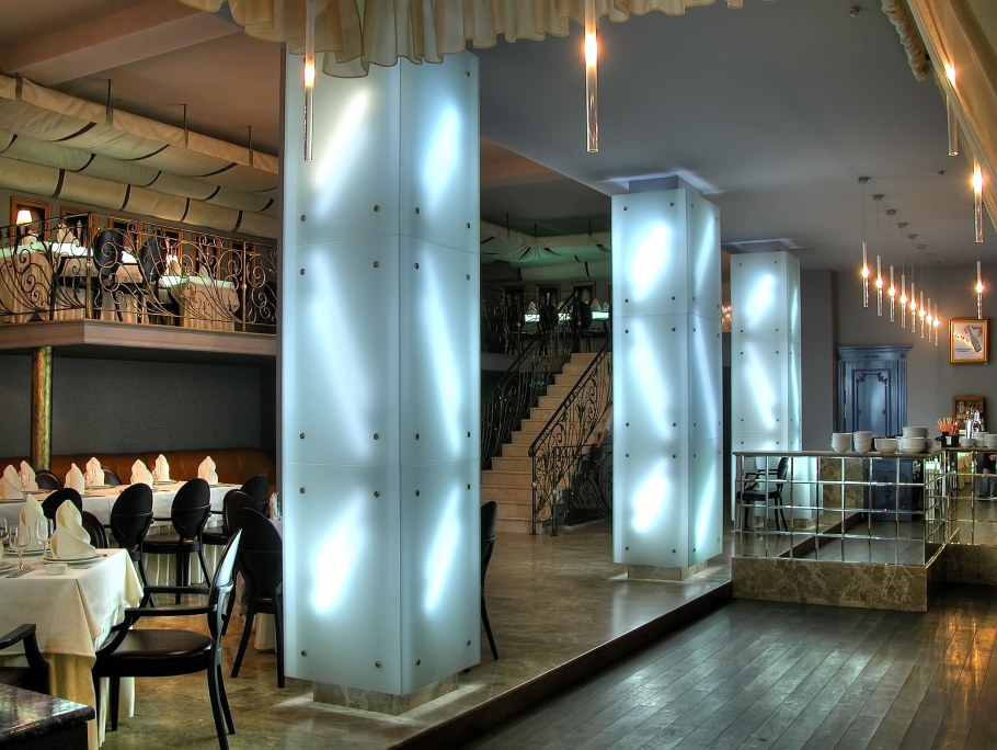 Зеркальная колонна с подсветкой