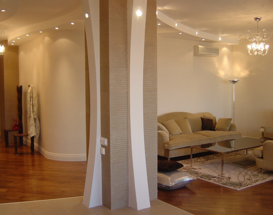 Столбы декоративные в гостиной