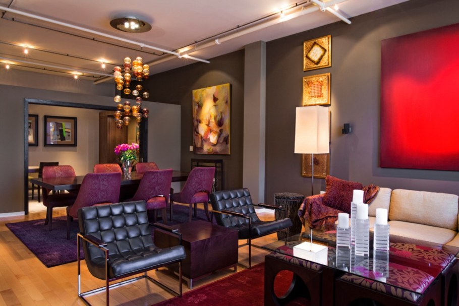 Бордовый цвет в интерьере гостиной