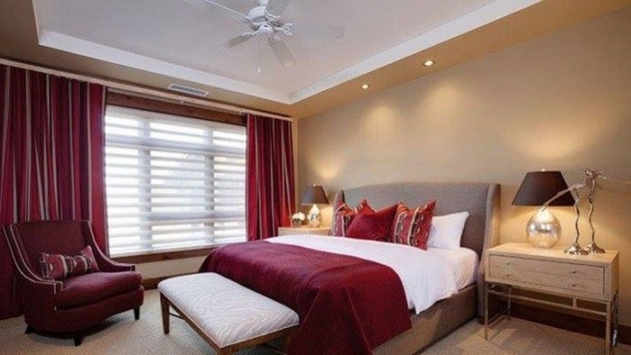 Спальня в бордово бежевых тонах