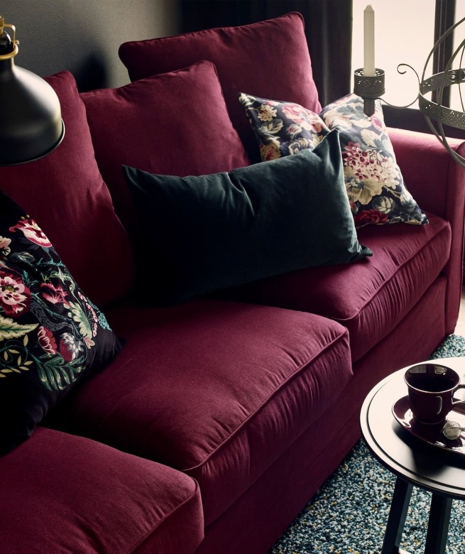 Диван цвета марсала