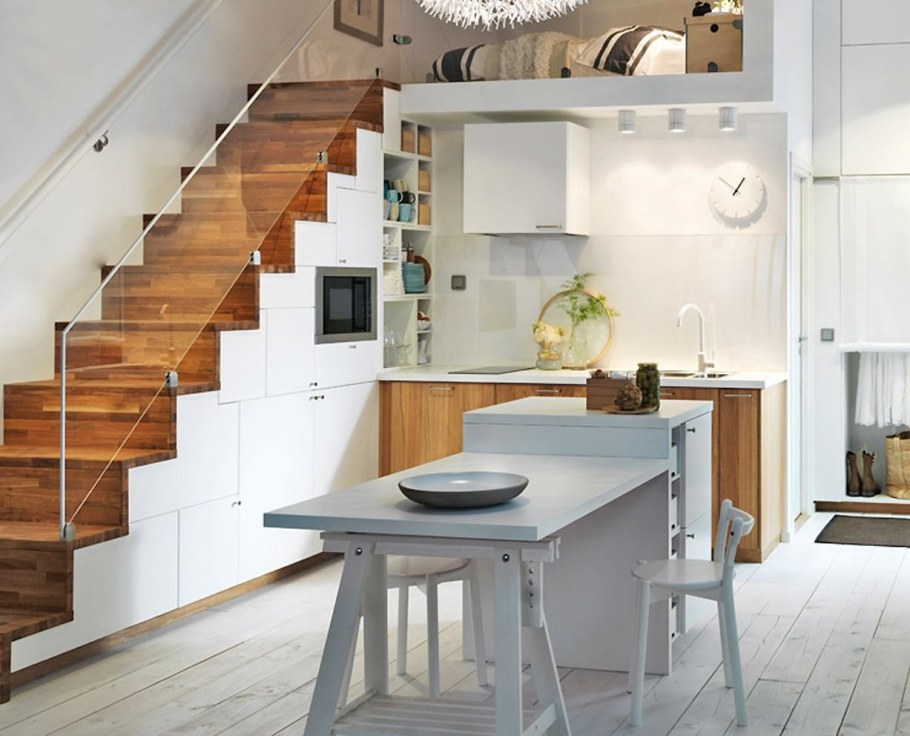 Кухня гостиная с лестницей