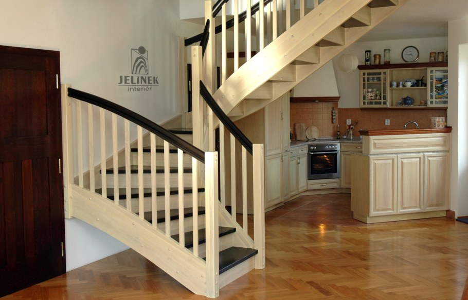 Кухня с лестницей на второй этаж в частном