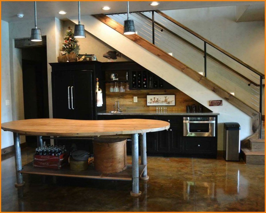 Кухня под лестницей