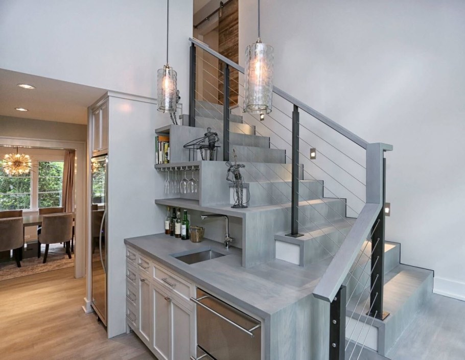 Планировка кухни под лестницей